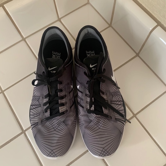 Nike Shoes - NIKE FREE TR 6